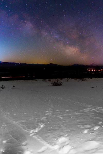 Starry night, on the edge of the mountain snow
